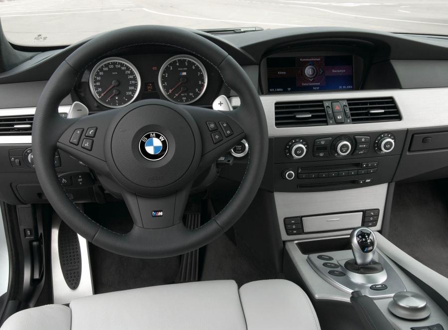  BMW M5 Touring 2009 года  (фото 24 из 51)